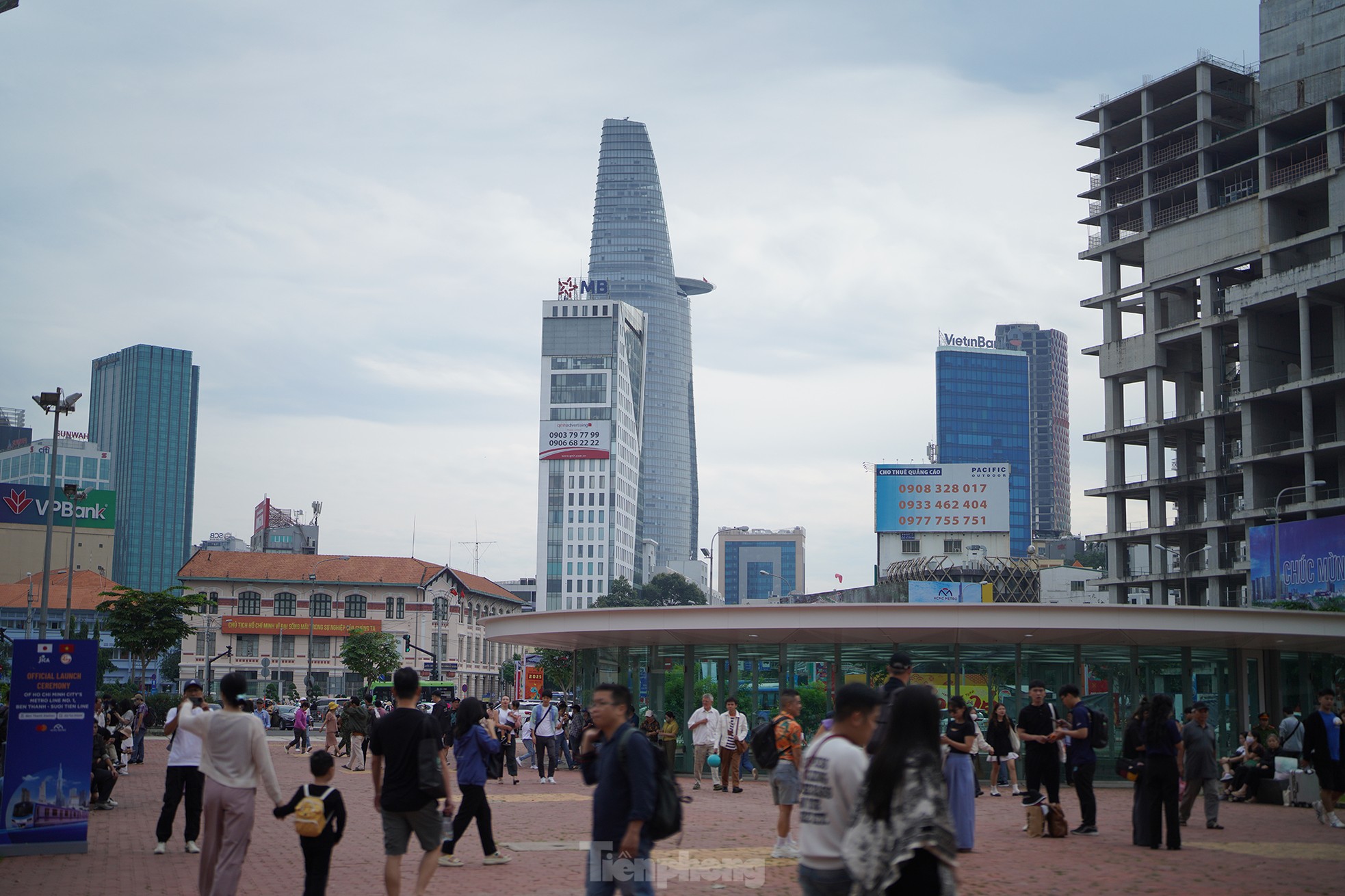 Hàng ngàn người xếp hàng từ sáng sớm để đi metro số 1 ngày đầu vận hành ảnh 14