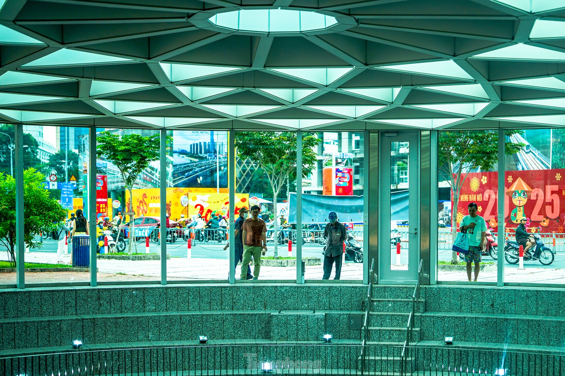 Hàng ngàn người xếp hàng từ sáng sớm để đi metro số 1 ngày đầu vận hành ảnh 17