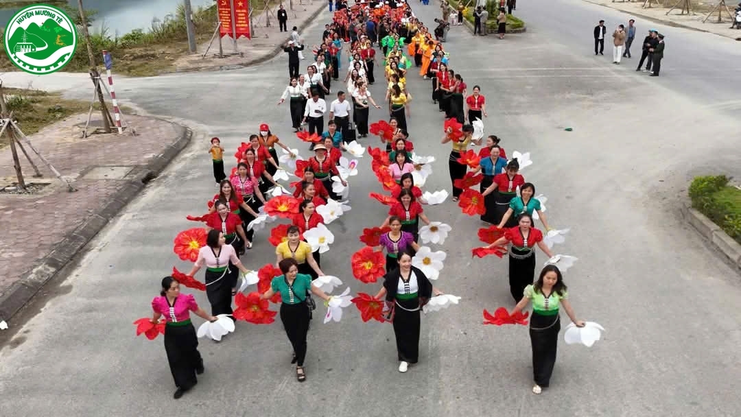 Ngày hội góp phần gìn giữ, phát huy và tôn vinh bản sắc văn hóa các dân tộc gắn với phát triển du lịch trên địa bàn huyện Mường Tè với các huyện Kim Bình, Lục Xuân (Trung Quốc) và Mường Mày (Cộng hòa dân chủ nhân dân Lào)Lào.