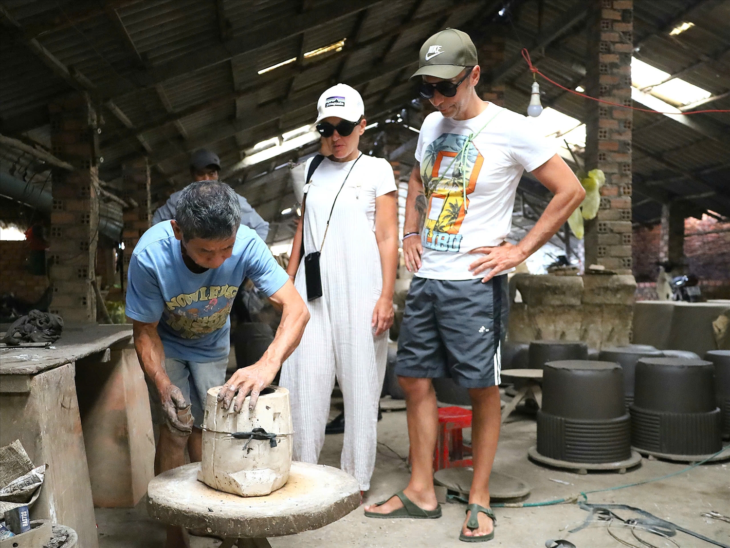 Các nghề truyền thống được bảo tồn gắn với phát triển du lịch là hướng đi thúc đẩy ngành công nghiệp ""không khói" của tỉnh phát triển