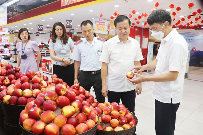 Đoàn kiểm tra của Chi cục An toàn vệ sinh thực phẩm Hà Nội tiến hành kiểm tra tại một siêu thị