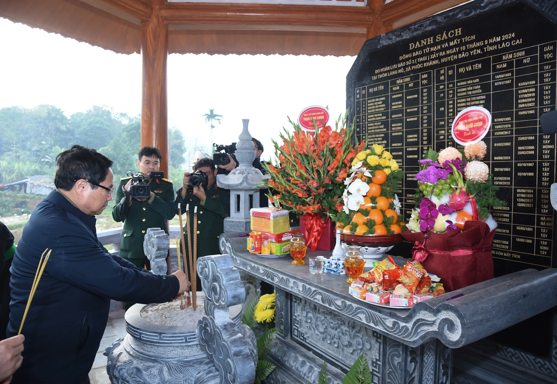 [Ảnh] Thủ tướng Phạm Minh Chính dự lễ khánh thành dự án tái thiết thôn Làng Nủ ảnh 2