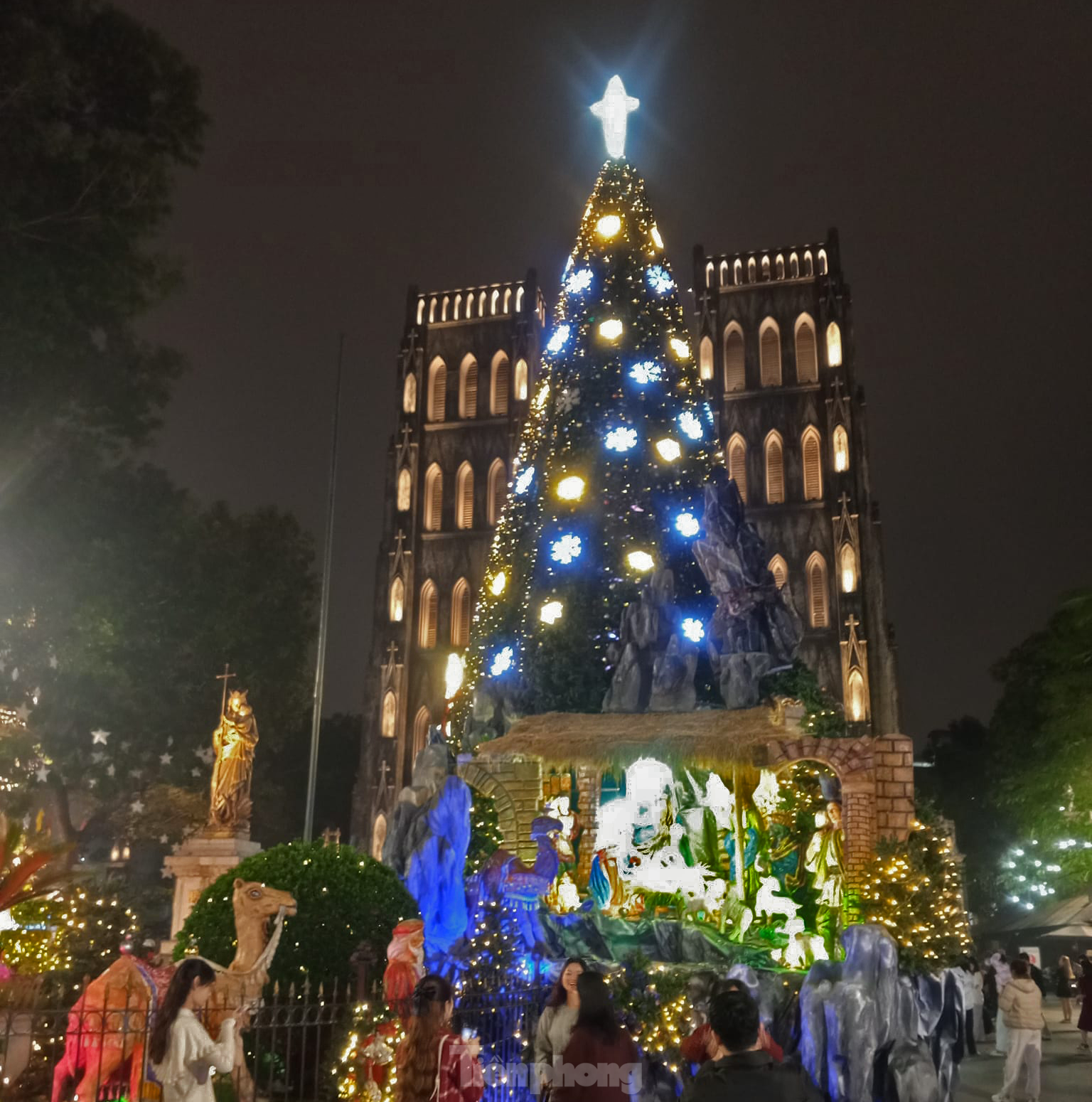 Những điểm chụp ảnh Noel siêu đẹp ở Hà Nội ảnh 2