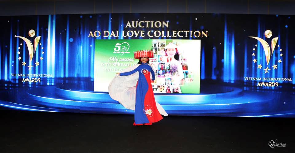 Chương trình đấu giá từ thiện áo dài của Love Collection tại VIA 2024. Ảnh: Vu Kim Thanh