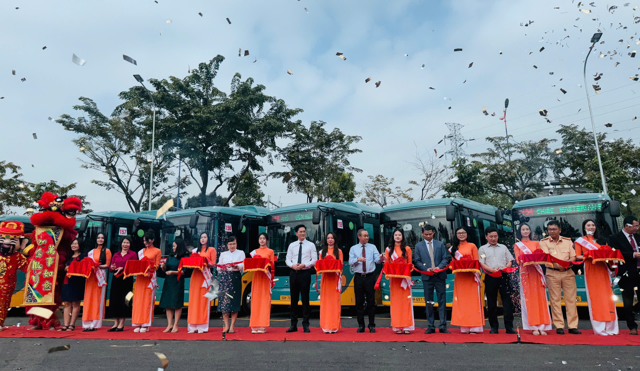 Khai trương 17 tuyến xe buýt điện kết nối các nhà ga metro số 1- Ảnh 4.