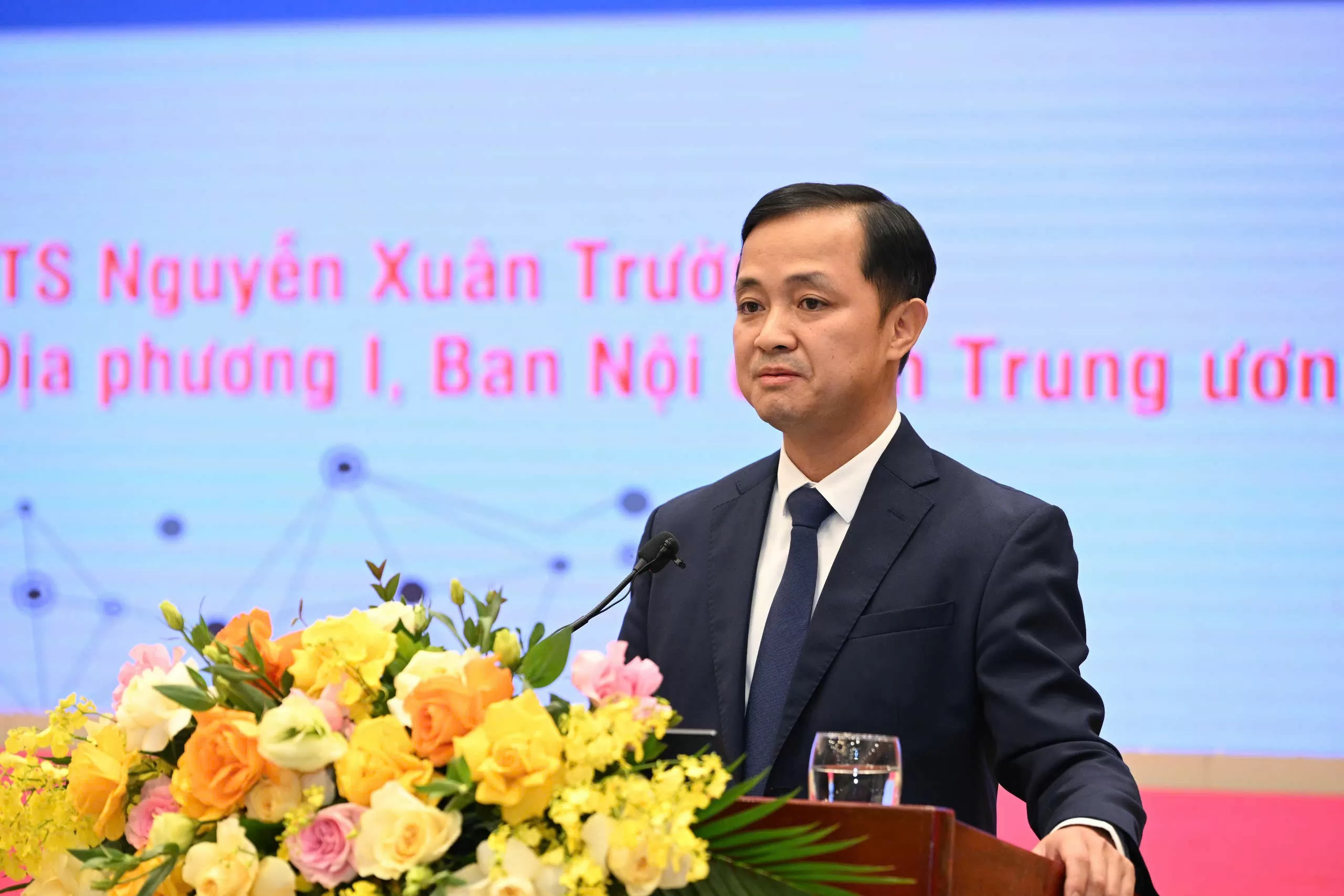 TS. Nguyễn Xuân Trường - Vụ trưởng Vụ Địa phương I - Ban Nội chính Trung ương trình bày tham luận tại Diễn đàn. Ảnh: Cấn Dũng