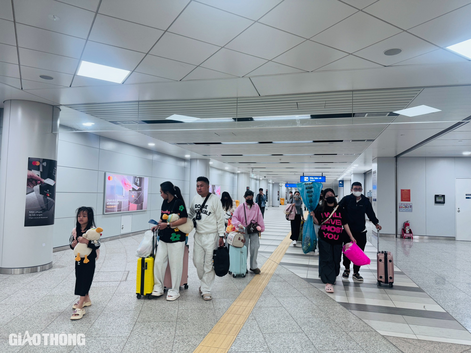 Ngày đi làm, đi học đầu tiên bằng metro, người dân TP.HCM chia sẻ gì?- Ảnh 3.