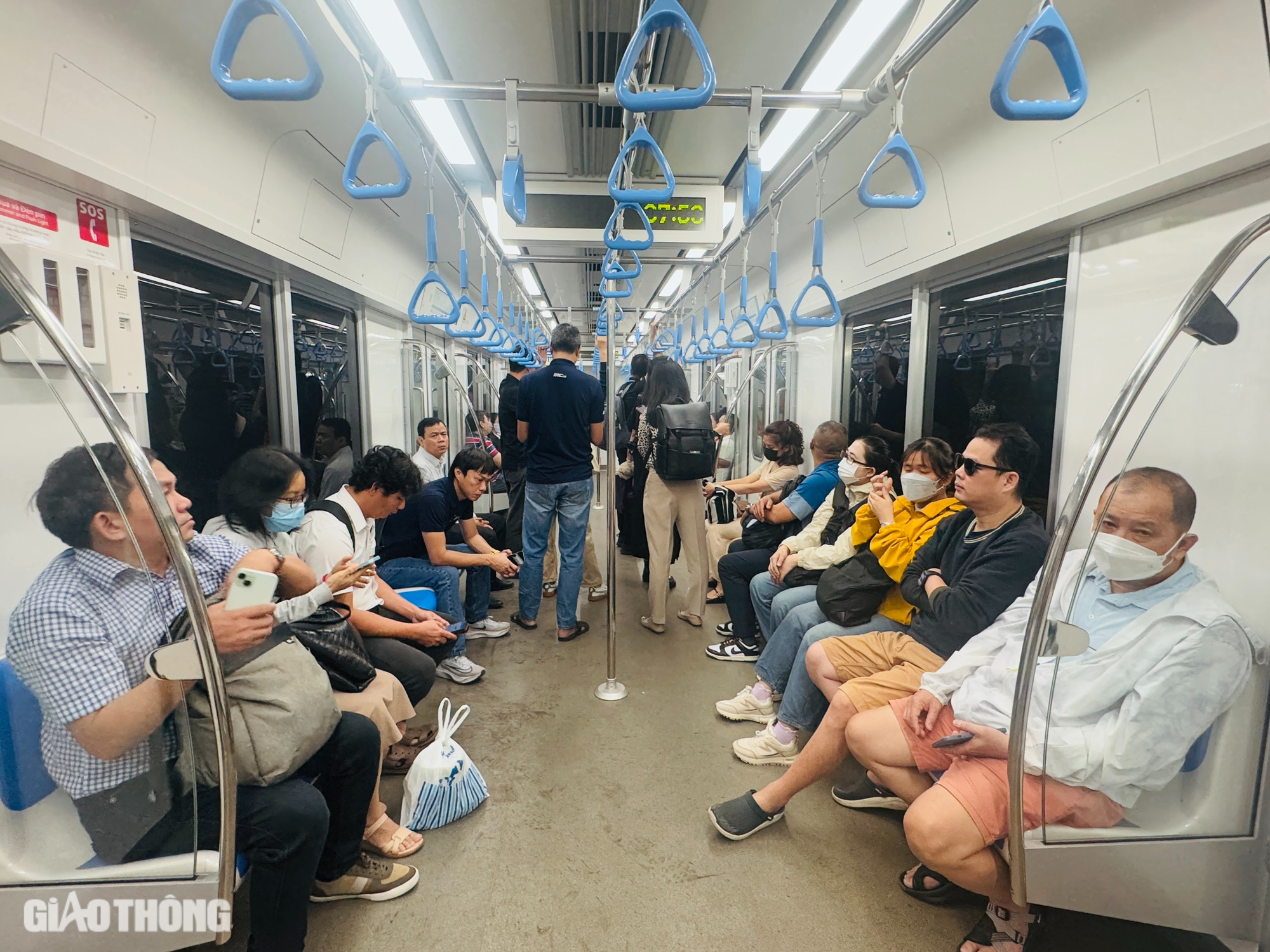 Ngày đi làm, đi học đầu tiên bằng metro, người dân TP.HCM chia sẻ gì?- Ảnh 7.