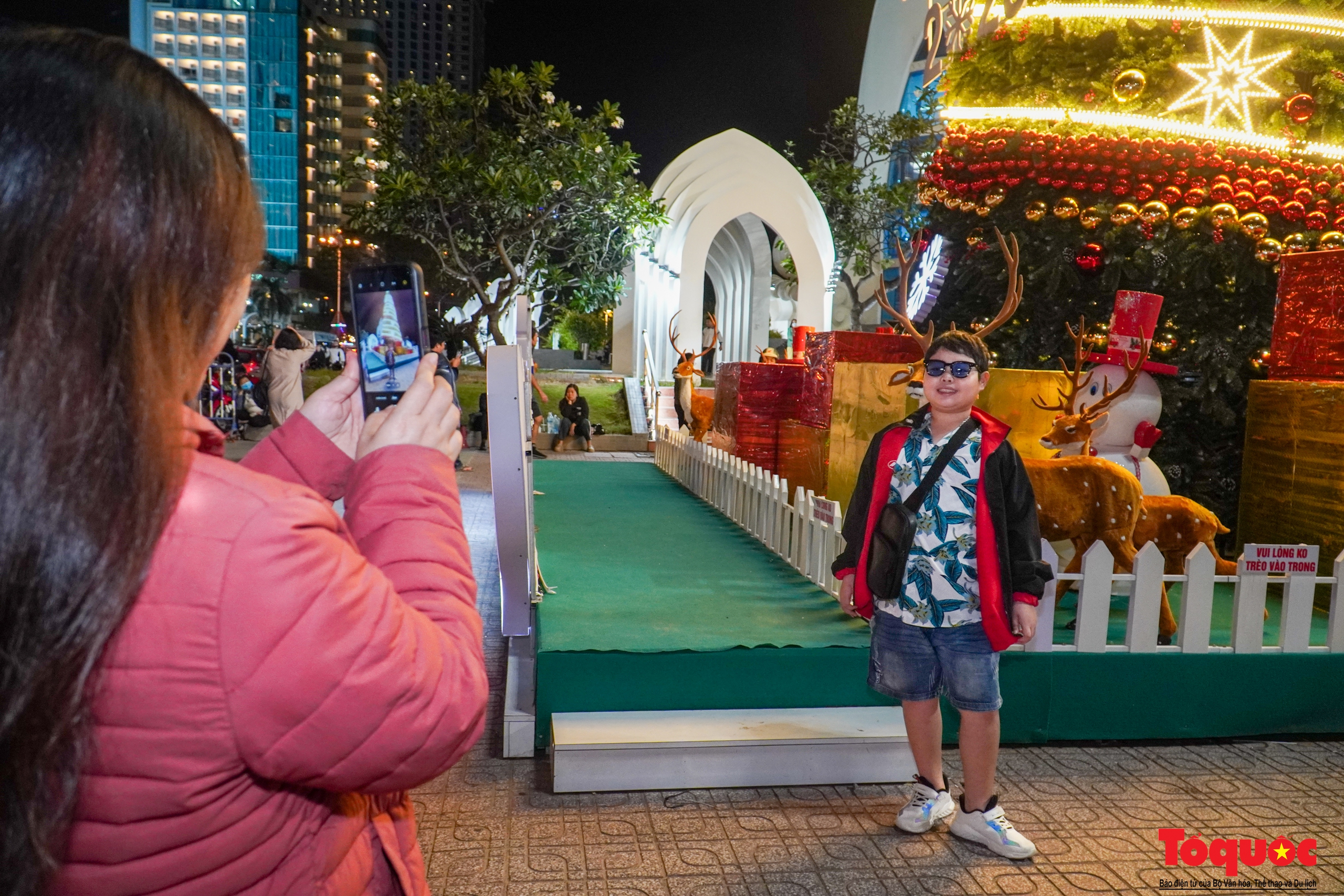 Người dân Nha Trang lên đồ 'check-in' trước thềm Giáng sinh - Ảnh 4.