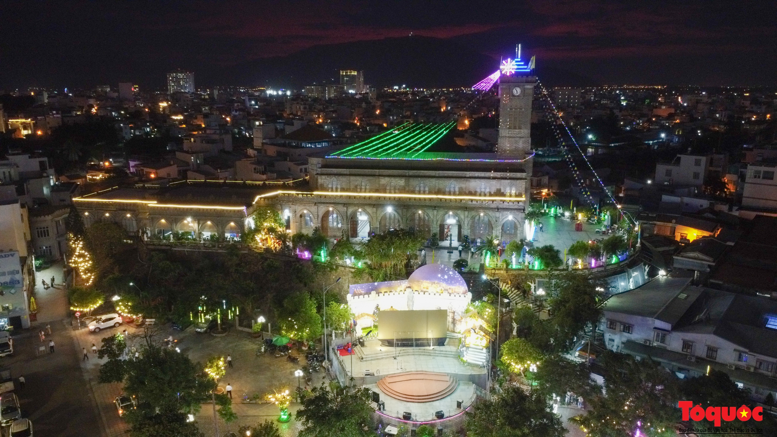 Người dân Nha Trang lên đồ 'check-in' trước thềm Giáng sinh - Ảnh 13.