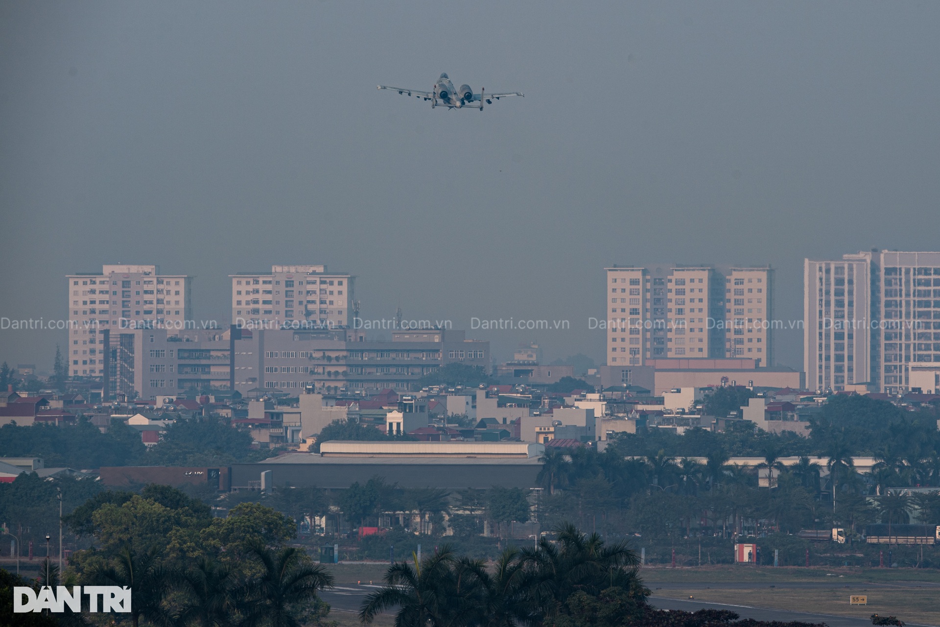 2 cường kích Lợn lòi A-10 và C-130 của Mỹ cất cánh rời sân bay Gia Lâm - 6