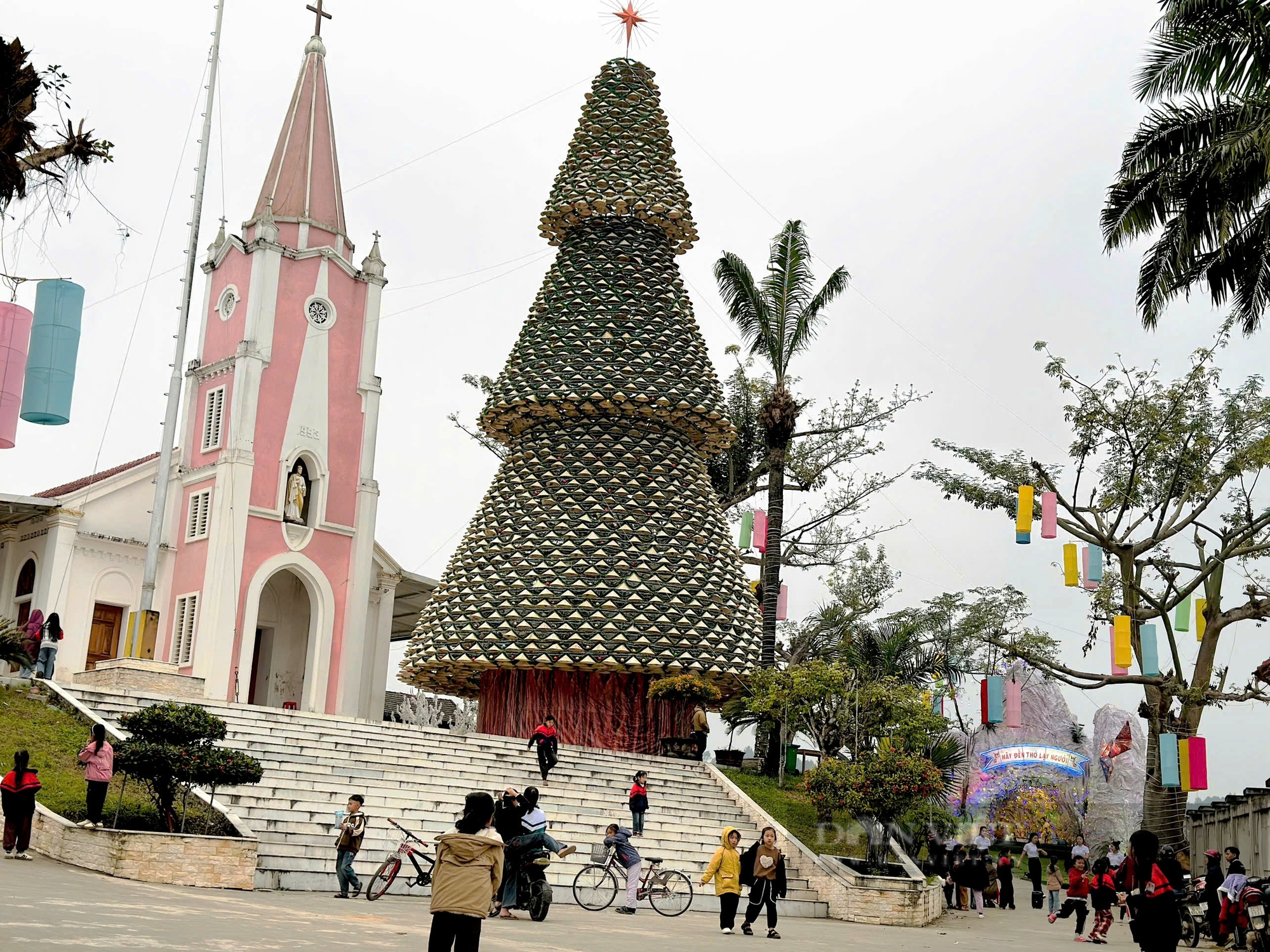 Cây thông Noel làm từ 2.400 chiếc nón lá khiến giới trẻ Hà Tĩnh phát sốt- Ảnh 8.