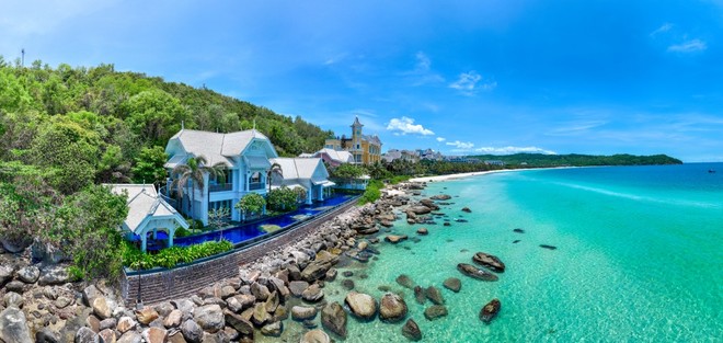 JW Marriott Phu Quoc Emerald Bay nằm bên Bãi Kem với màu nước quanh năm xanh màu ngọc lục bảo