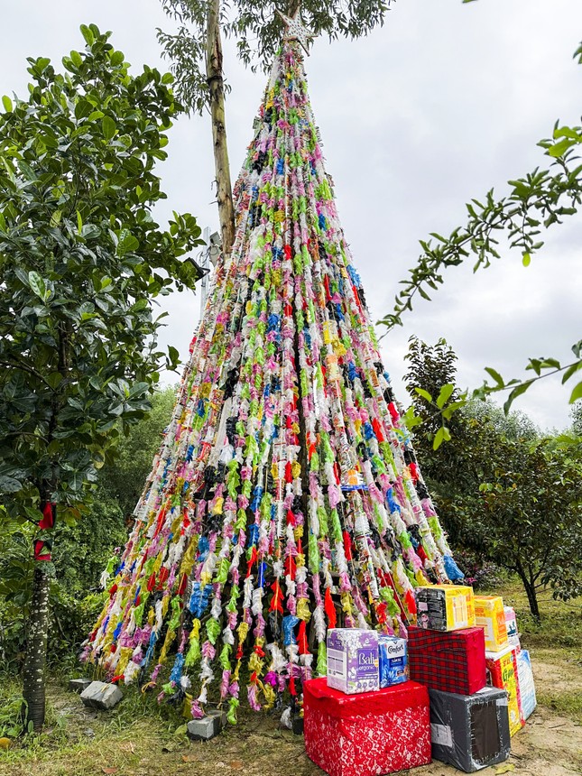 Cây thông Noel độc đáo cao 8 mét làm từ vỏ gói mì tôm, bao ni lông ảnh 2