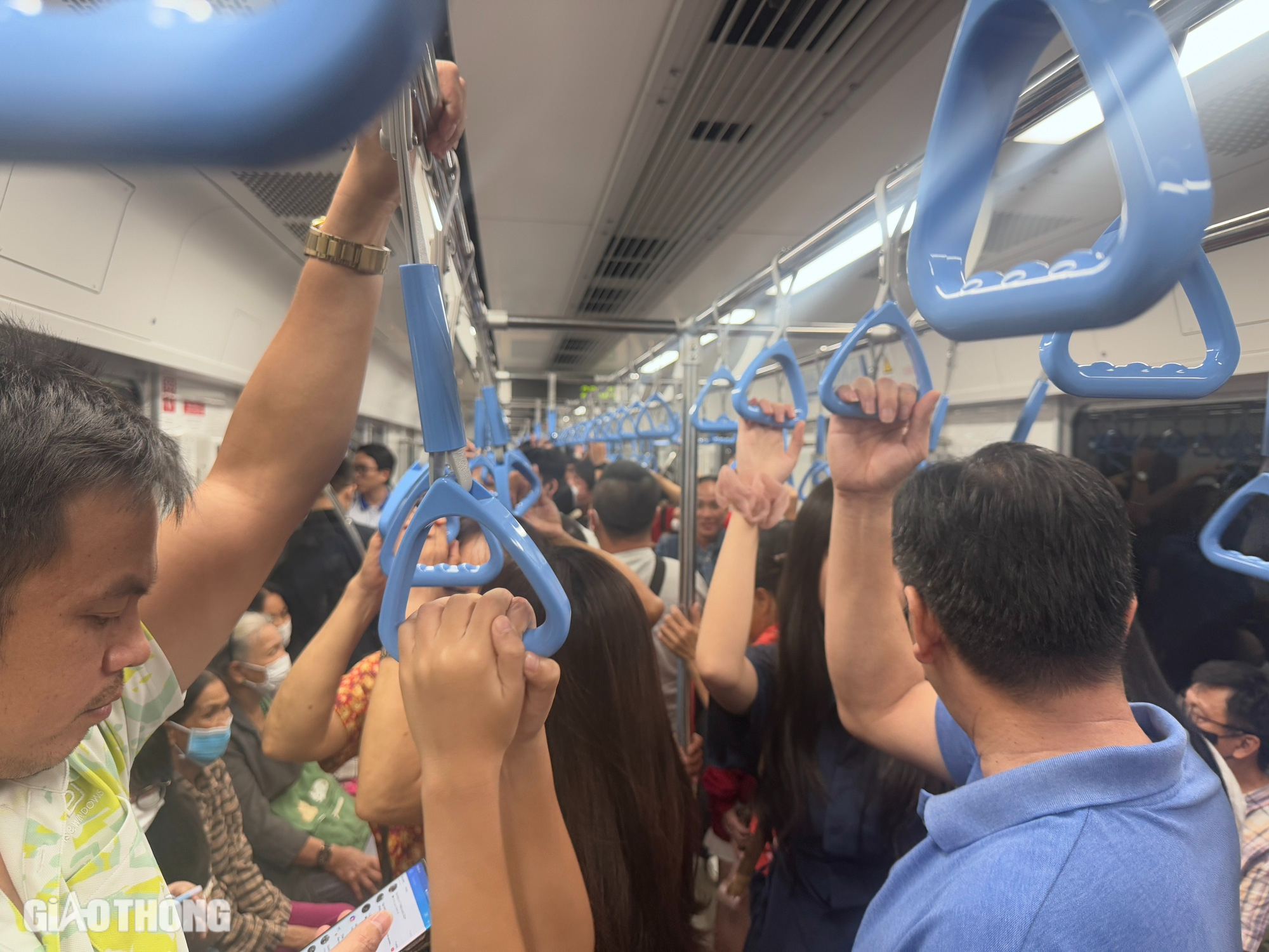 Người dân TP.HCM thích thú đón Noel trên tàu metro- Ảnh 6.