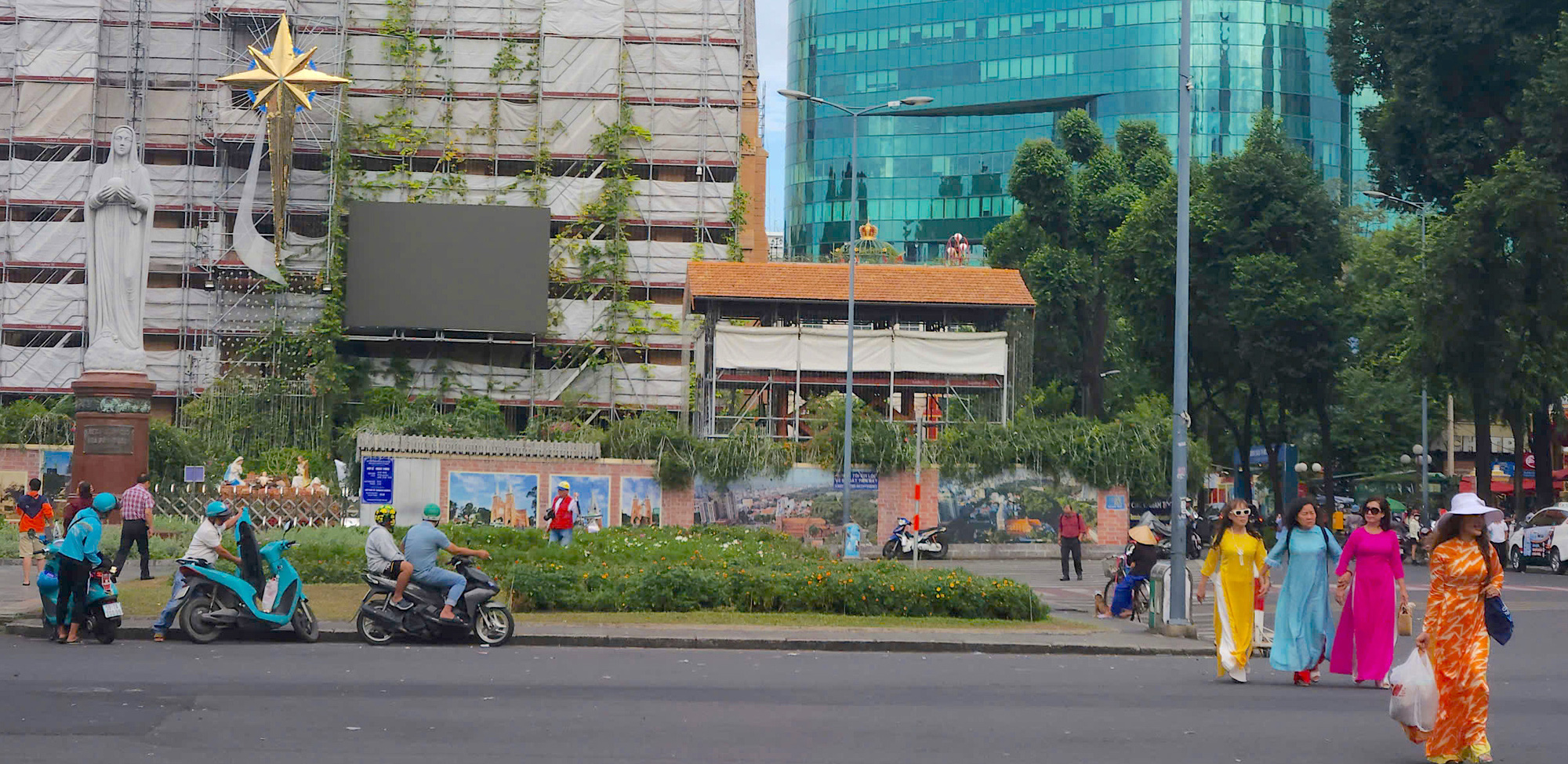 Người dân TP.HCM lên đồ check-in không gian Giáng sinh lung linh - Ảnh 8.