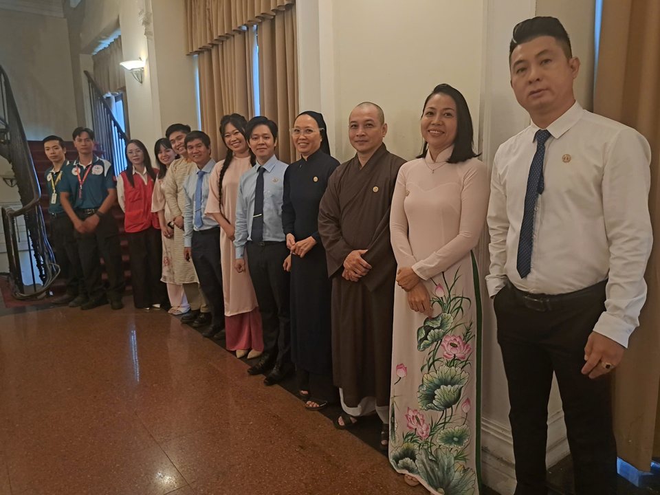 Anh Lê Anh Tuấn (bìa phải) thuộc nhóm “Cơm thiện nguyện” cùng đại diện các tập thể được tuyên dương. 