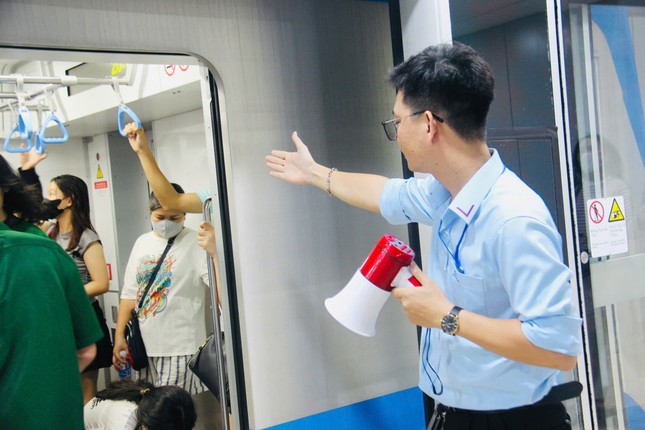 Hơn 90.000 người đi tàu metro TPHCM trong ngày Giáng sinh ảnh 2