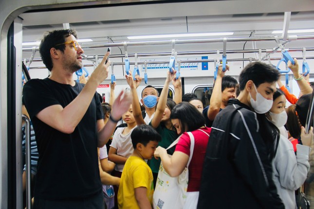 Hơn 90.000 người đi tàu metro TPHCM trong ngày Giáng sinh ảnh 3