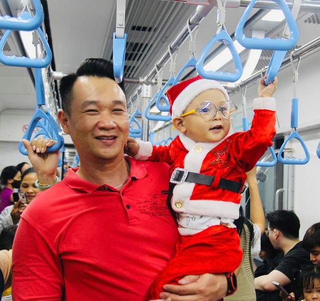 Hơn 90.000 người đi tàu metro TPHCM trong ngày Giáng sinh ảnh 4