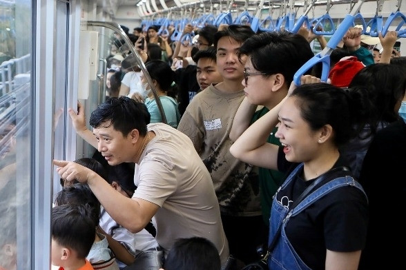 Metro số 1 đón gần 400.000 khách sau 4 ngày vận hành