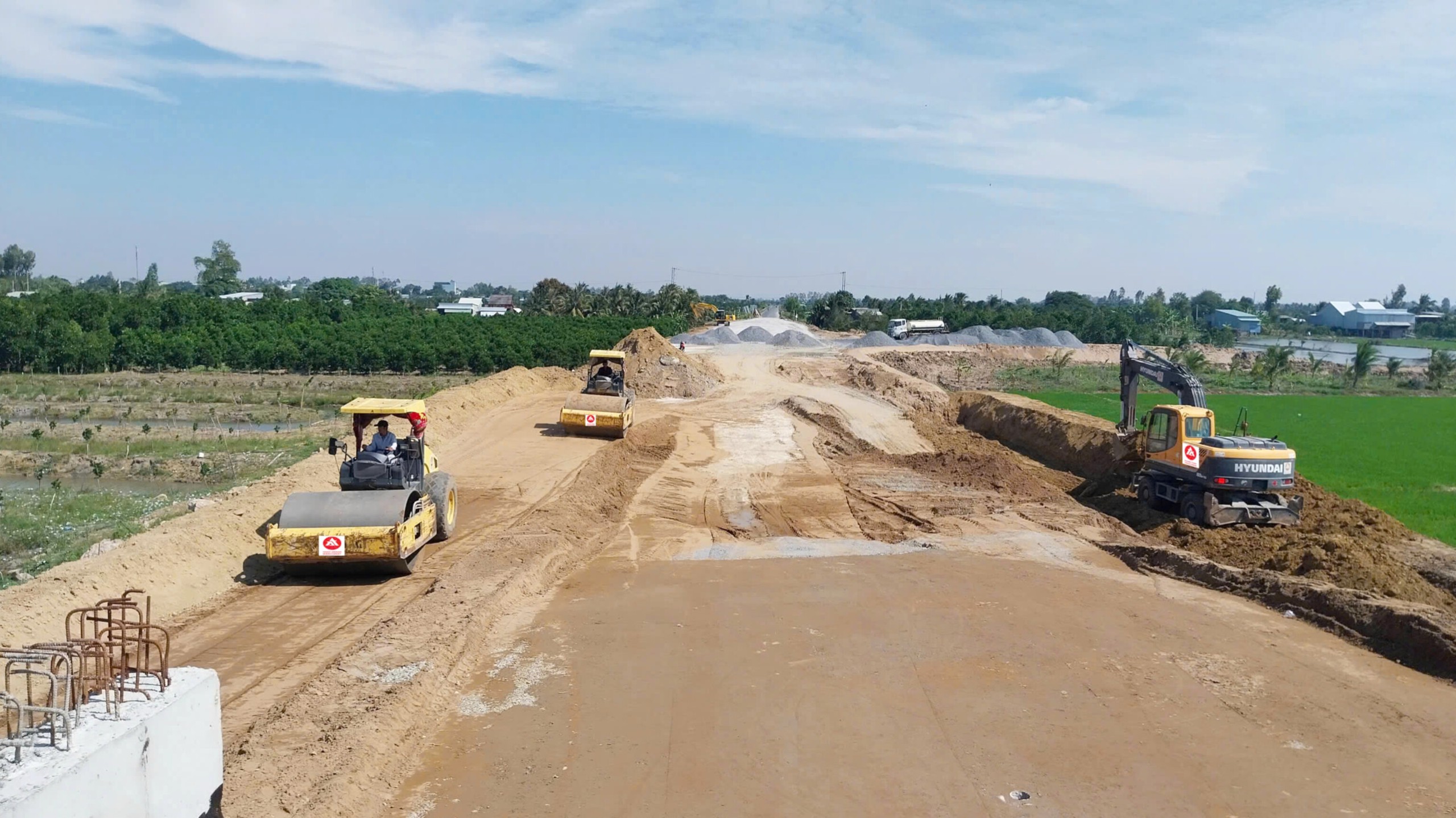 Những mét nhựa đầu tiên được thảm trên cao tốc Châu Đốc - Cần Thơ - Sóc Trăng- Ảnh 2.