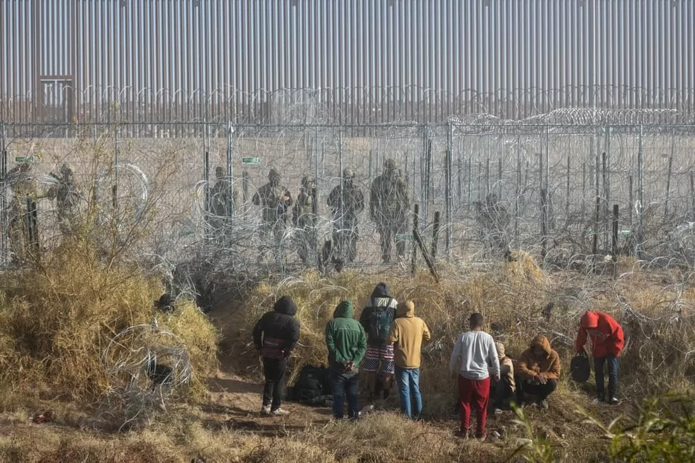 Những người di cư đứng gần Rio Grande tại Juarez, Mexico, dọc biên giới giữa nước này và Mỹ. Dòng người di cư đổ về biên giới Mỹ-Mexico ngày càng tăng khi lễ nhậm chức của Tổng thống đắc cử Mỹ Donald Trump sắp diễn ra (ngày 5/1/2025). Nhiều người chọn cắm