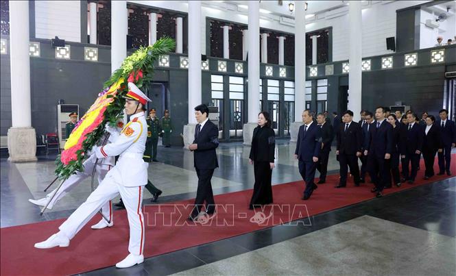 Đoàn Chủ tịch nước do Chủ tịch nước Lương Cường dẫn đầu làm trưởng đoàn viếng Đại tướng Nguyễn Quyết.