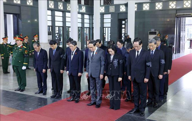 Đoàn đại biểu Quốc hội do Chủ tịch Quốc hội Trần Thanh Mẫn làm trưởng đoàn viếng Đại tướng Nguyễn Quyết.