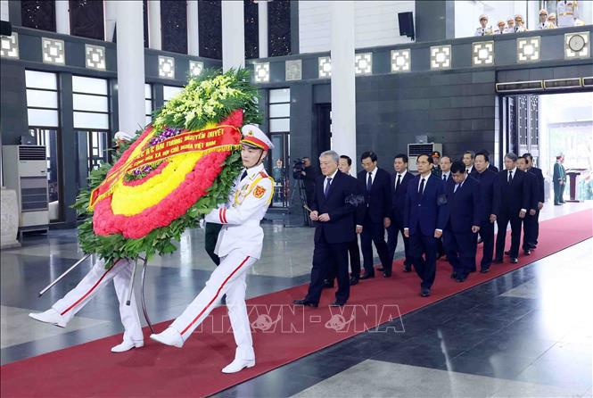 Đoàn Chính phủ do Phó Thủ tướng Thường trực Nguyễn Hoà Bình dẫn đầu làm trưởng đoàn vào viếng Đại tướng Nguyễn Quyết. 