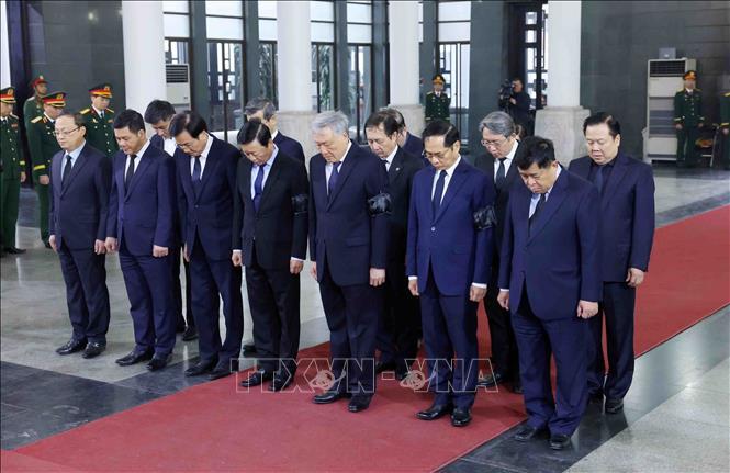 Đoàn Chính phủ do Phó Thủ tướng Thường trực Nguyễn Hoà Bình dẫn đầu làm trưởng đoàn viếng Đại tướng Nguyễn Quyết.