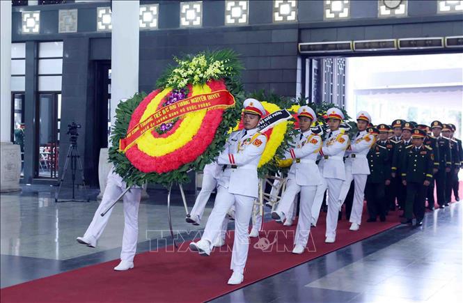 Đoàn đại biểu Quân uỷ Trung ương - Bộ Quốc phòng do Đại tướng Phan Văn Giang, Bộ trưởng Bộ Quốc phòng dẫn đầu vào viếng.