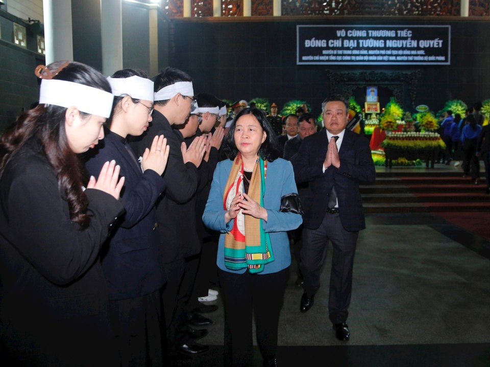 Đoàn Thành ủy, HĐND, UBND, Ủy ban MTTQ Việt Nam TP Hà Nội do Bí thư Thành ủy Bùi Thị Minh Hoài chia buồn cùng gia quyến Đại tướng Nguyễn Quyết. Ảnh: Viết Thành