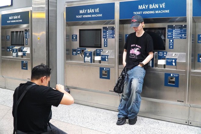 VIDEO: Ga metro số 1 trở thành điểm check-in 