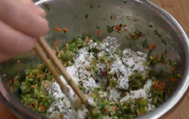 As folhas de crisântemo ajudam a nutrir os pulmões e a prevenir a tosse no inverno. Preparadas desta forma, ficam deliciosas e as crianças adoram - Foto 4. Rau cải cúc giúp bổ phổi, ngừa ho ngày đông, chế biến cách này rất ngon, trẻ con ăn lia lịa- Ảnh 4.