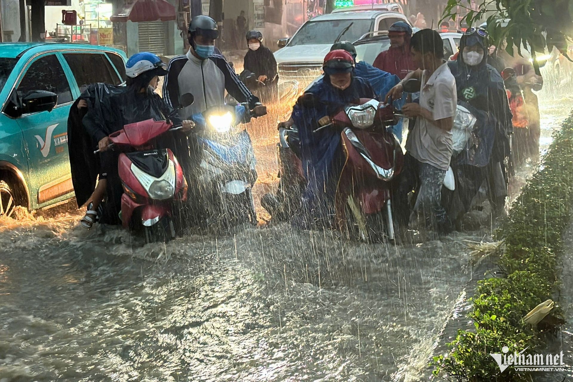 Mưa lớn trong 2 giờ, cô gái chạy xe máy ngã nhào khi qua 'rốn ngập' ở Đồng Nai ảnh 7