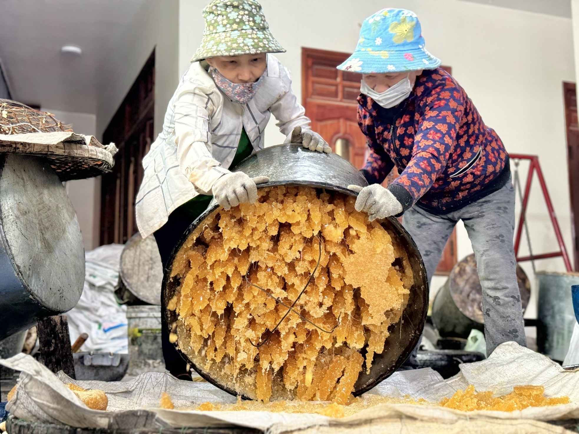 Cảnh làm vật ‘cống phẩm hoàng triều’ những ngày giáp Tết ảnh 10