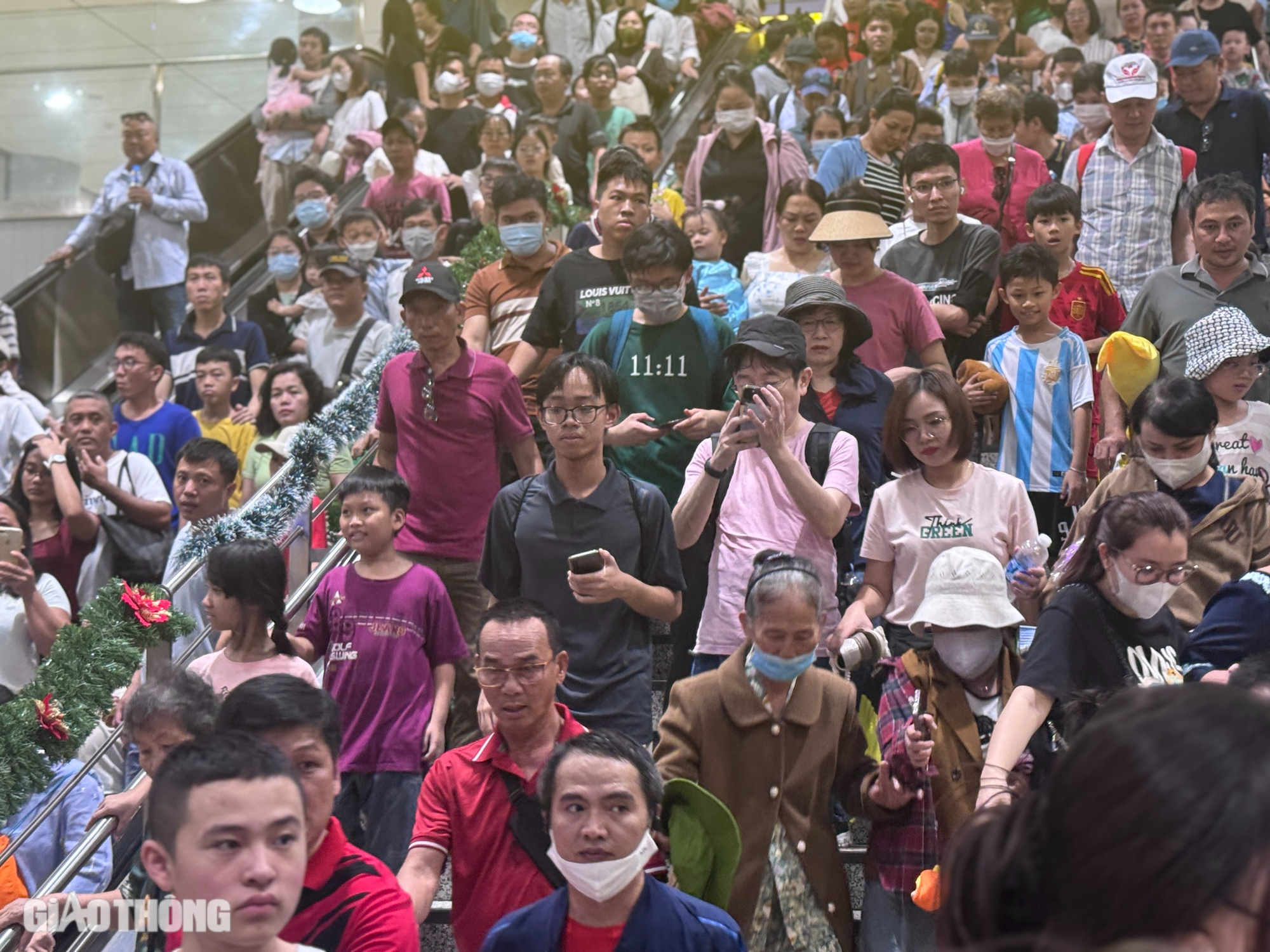 Người dân háo hức trải nghiệm, metro số 1 đông nghẹt ngày cuối tuần- Ảnh 3.