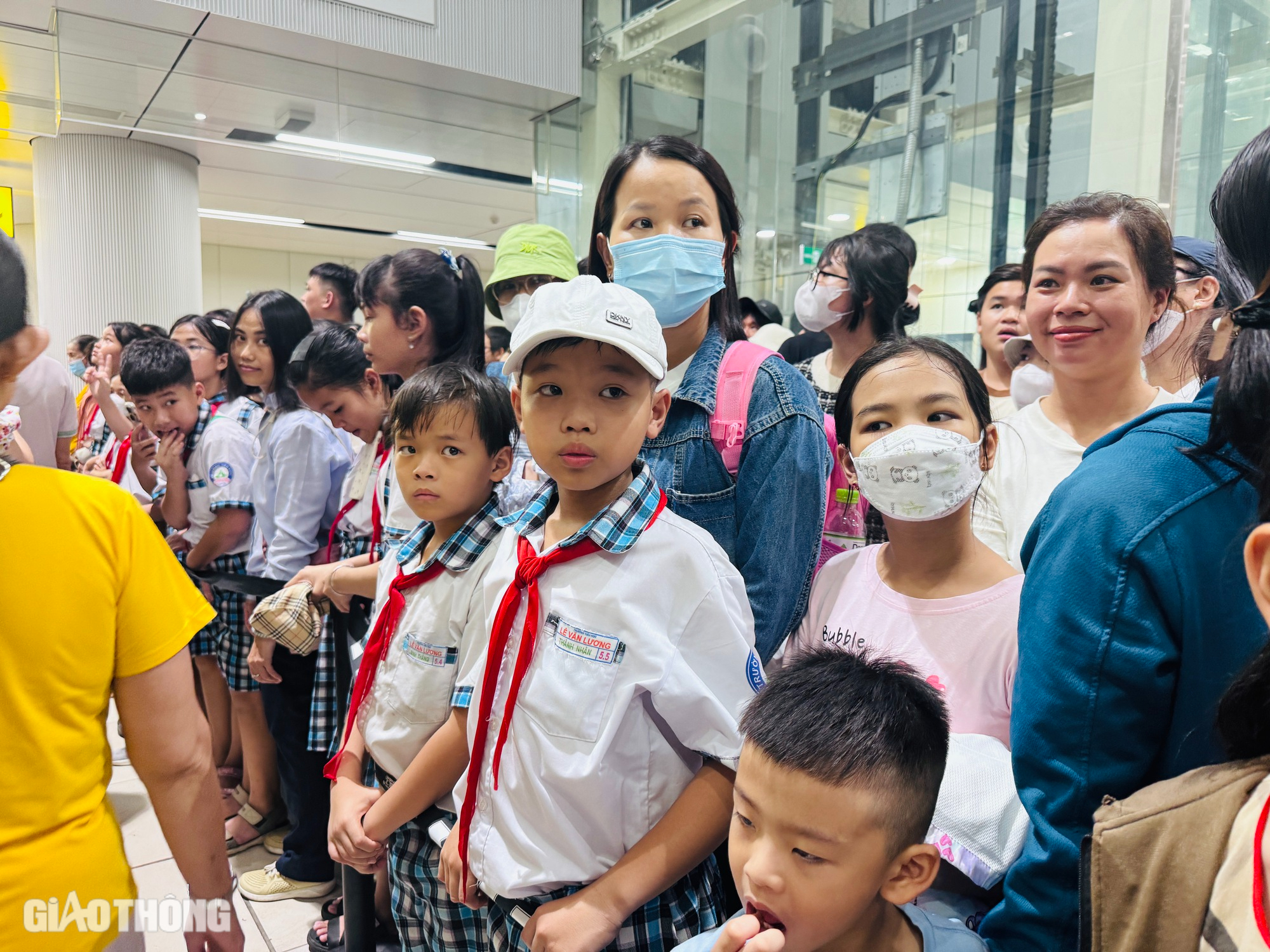 Người dân háo hức trải nghiệm, metro số 1 đông nghẹt ngày cuối tuần- Ảnh 8.