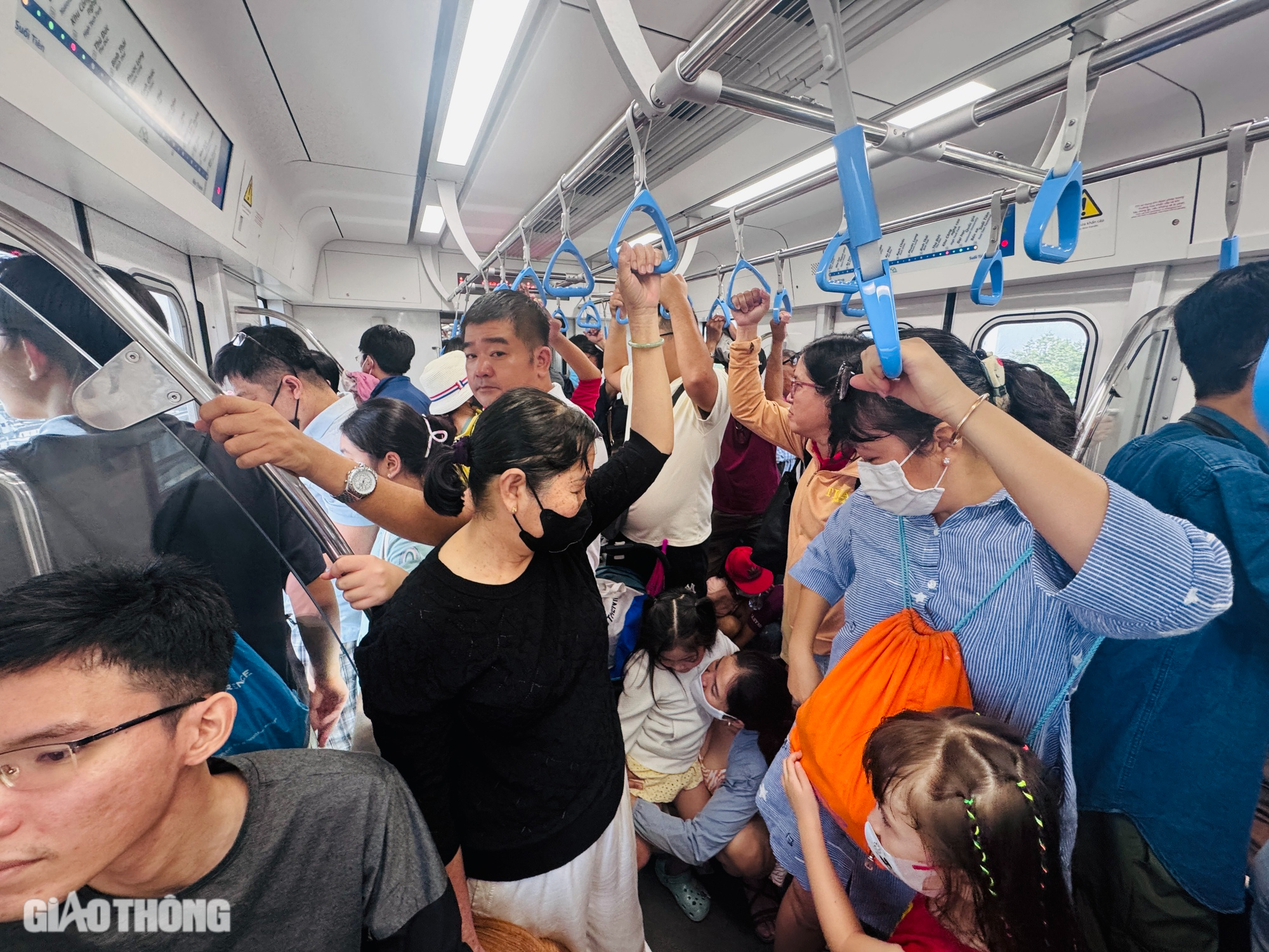 Người dân háo hức trải nghiệm, metro số 1 đông nghẹt ngày cuối tuần- Ảnh 10.