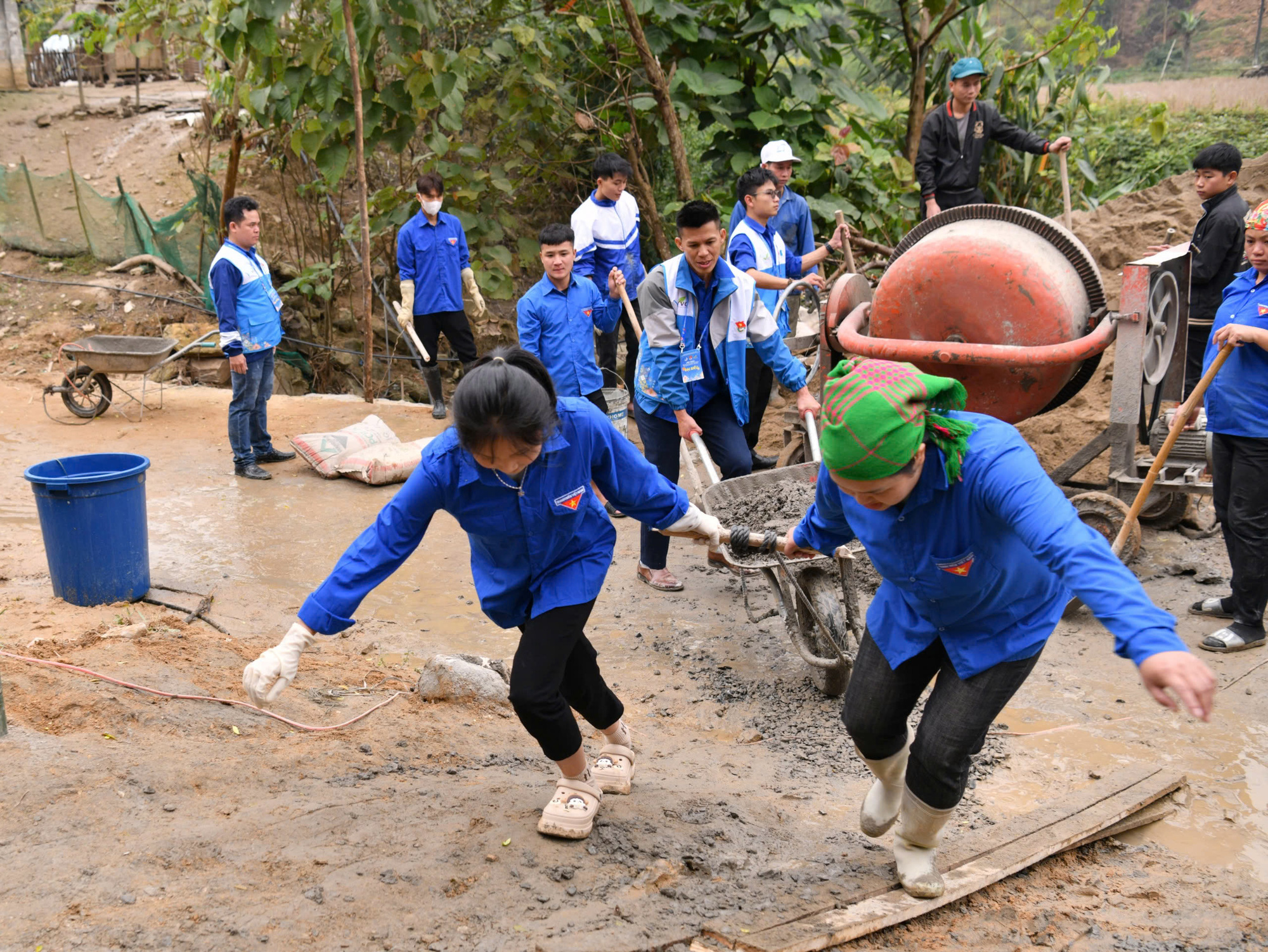 200 thủ lĩnh tình nguyện hỗ trợ bà con bi thiệt hại vì mưa lũ ở Bắc Hà (Lào Cai) - Ảnh 4.