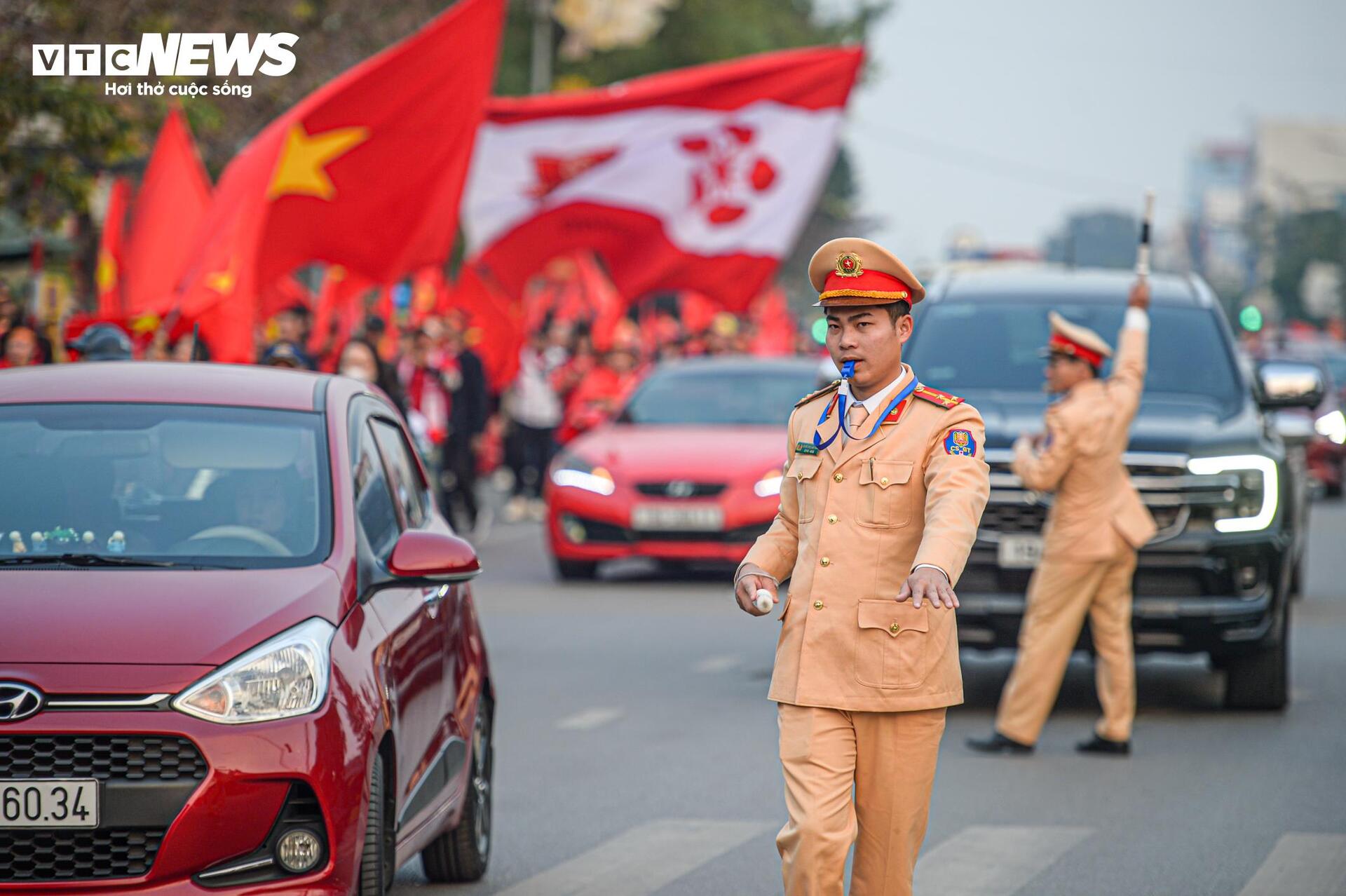 CĐV rực sắc đỏ quanh sân Việt Trì, chờ tuyển Việt Nam vào chung kết AFF Cup 2024 - 4