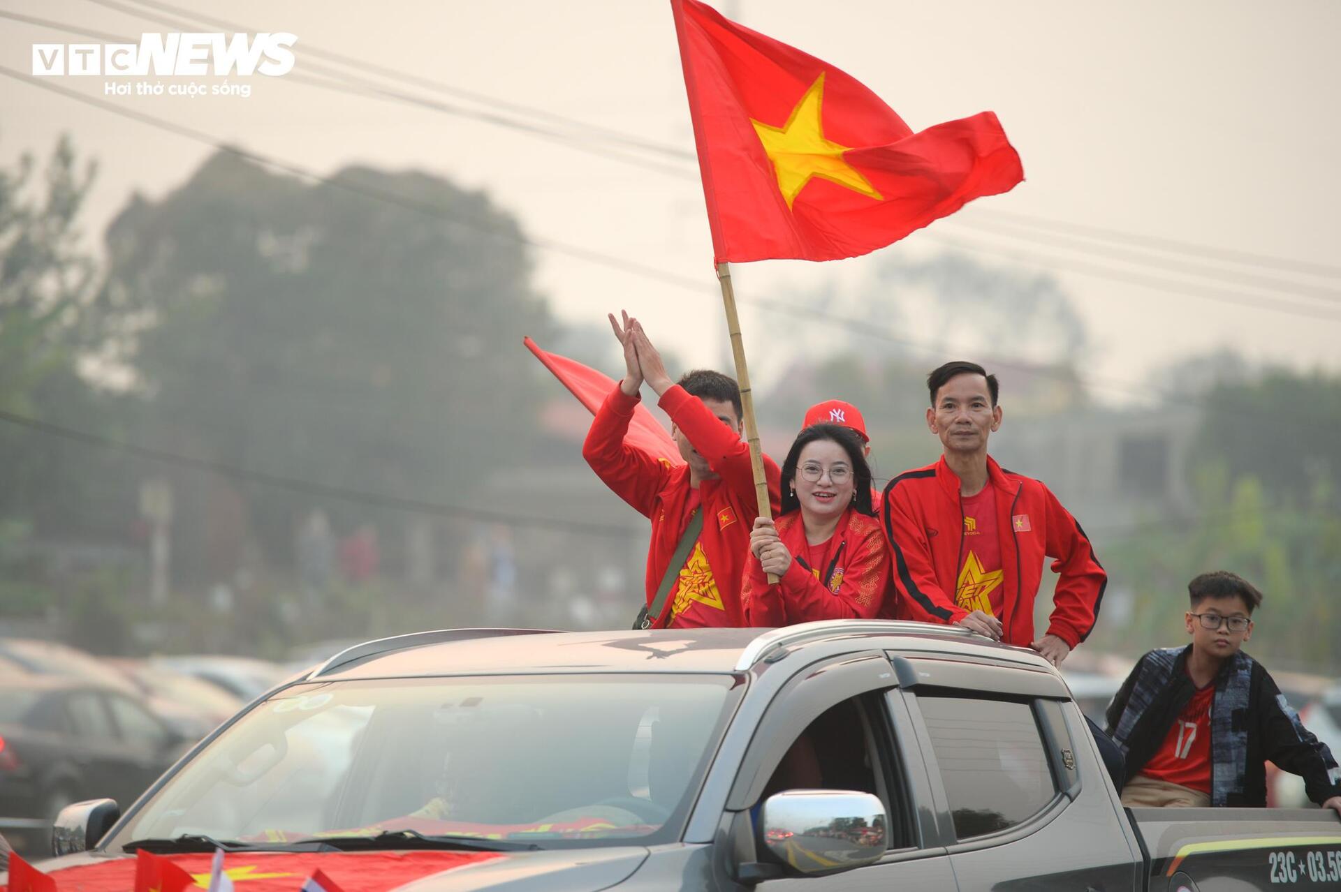 CĐV rực sắc đỏ quanh sân Việt Trì, chờ tuyển Việt Nam vào chung kết AFF Cup 2024 - 8