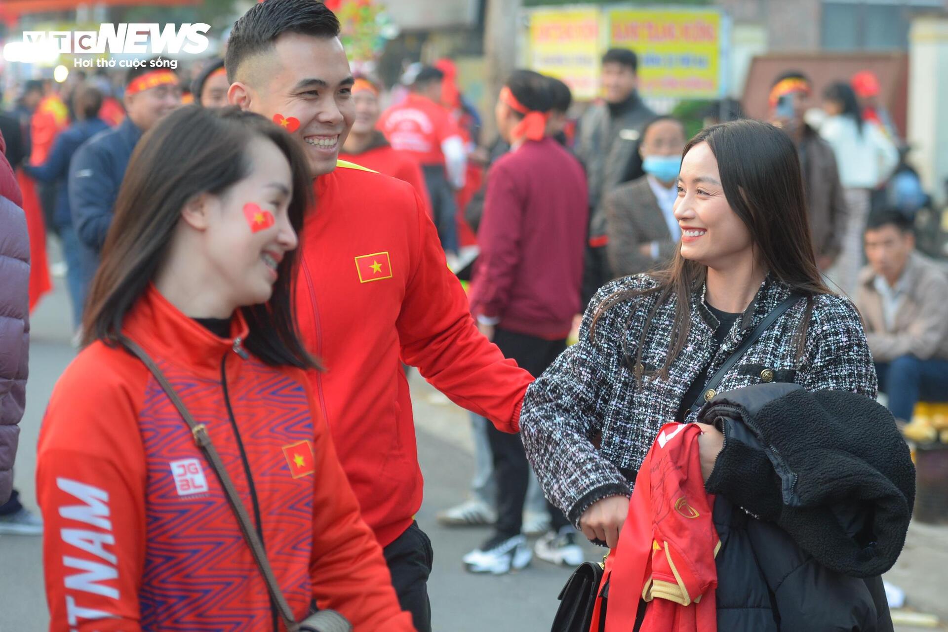 CĐV rực sắc đỏ quanh sân Việt Trì, chờ tuyển Việt Nam vào chung kết AFF Cup 2024 - 9