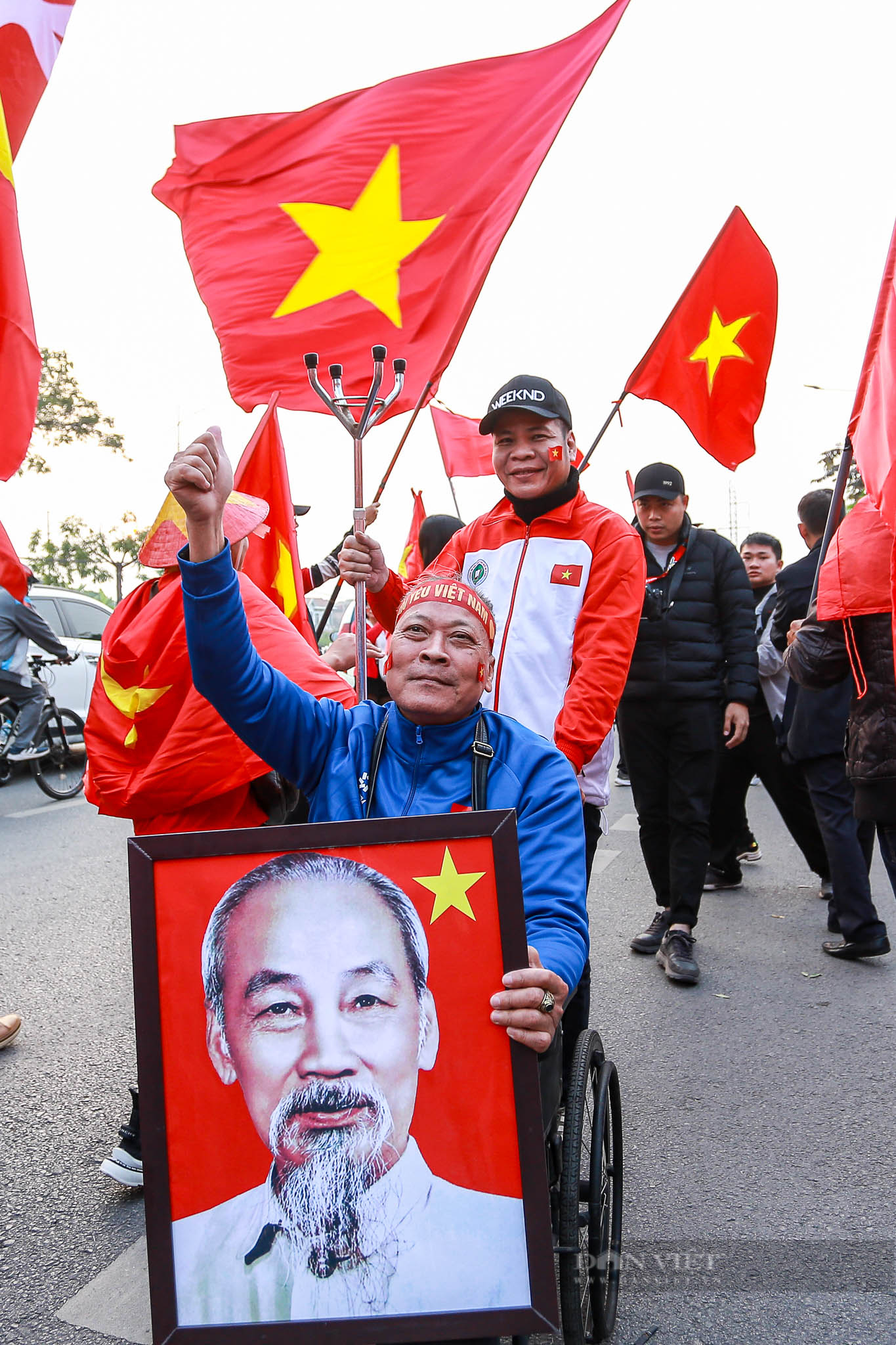 Cổ động viên đốt pháo sáng, diễu hành quanh sân vận động Việt Trì cổ vũ đội tuyển Việt Nam- Ảnh 7.