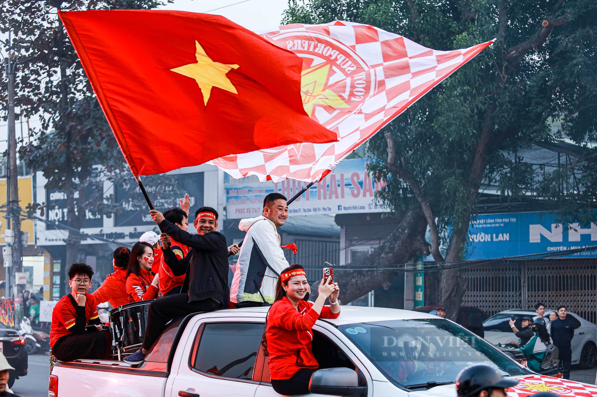 Cổ động viên đốt pháo sáng, diễu hành quanh sân vận động Việt Trì cổ vũ đội tuyển Việt Nam- Ảnh 8.