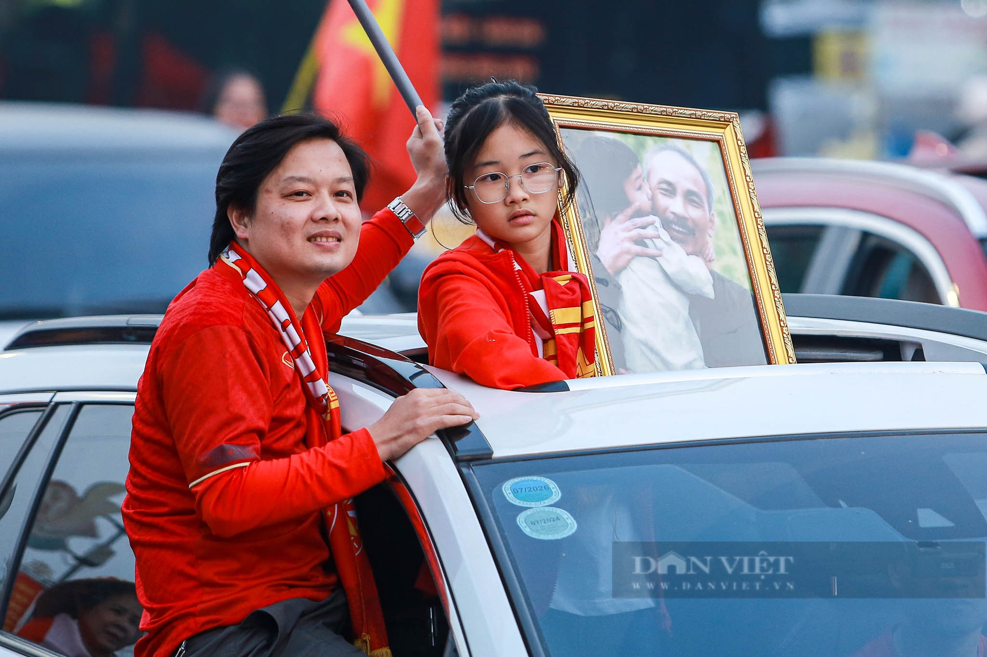 Cổ động viên đốt pháo sáng, diễu hành quanh sân vận động Việt Trì cổ vũ đội tuyển Việt Nam- Ảnh 9.