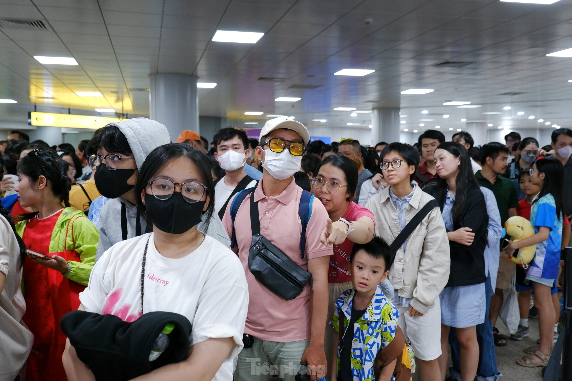 'Biển người' chen chân chờ trải nghiệm metro TPHCM ngày cuối tuần ảnh 2