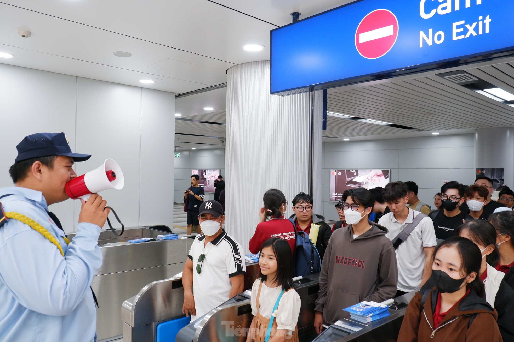 'Biển người' chen chân chờ trải nghiệm metro TPHCM ngày cuối tuần ảnh 3