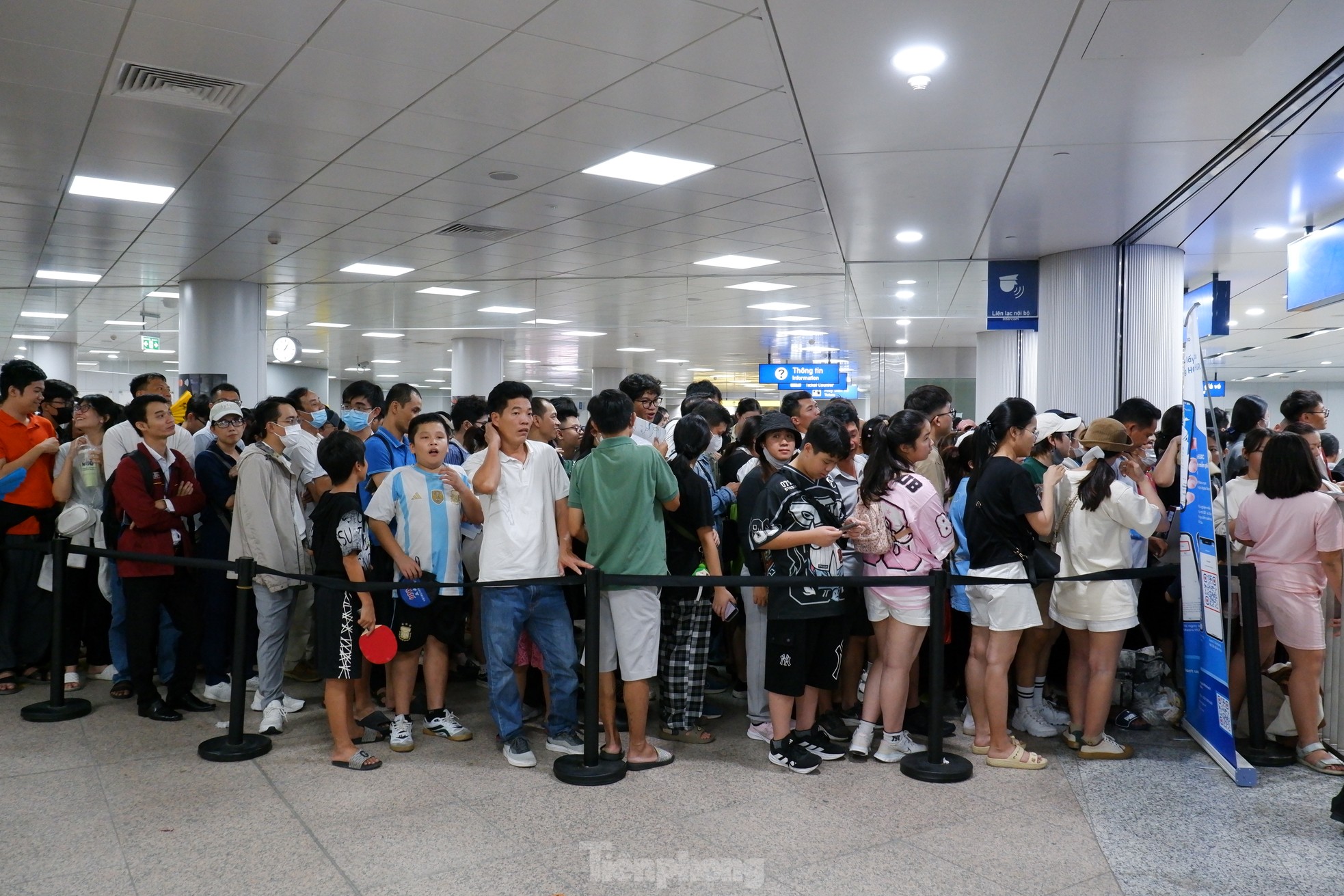 'Biển người' chen chân chờ trải nghiệm metro TPHCM ngày cuối tuần ảnh 4